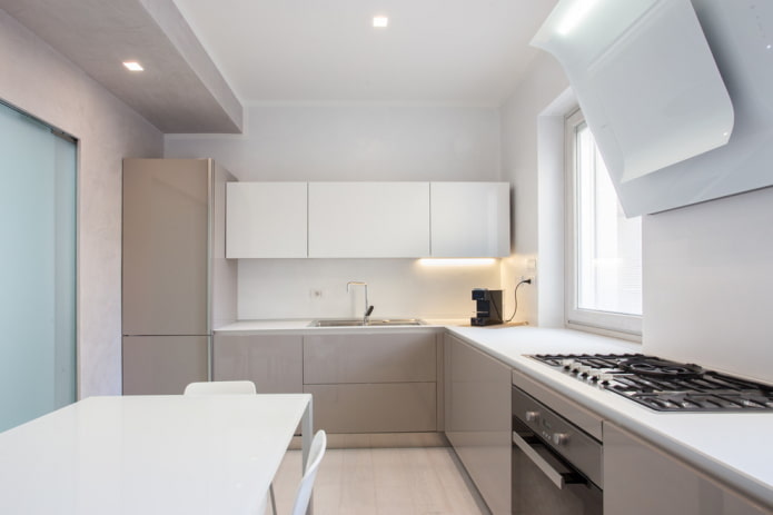 interno della cucina nei toni del bianco e del beige