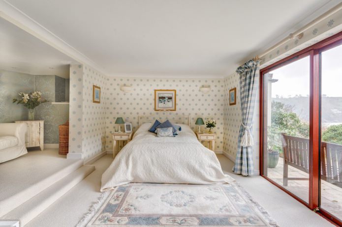 pavimento chiaro nell'interno della camera da letto