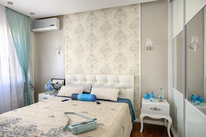 carta da parati beige combinata in camera da letto