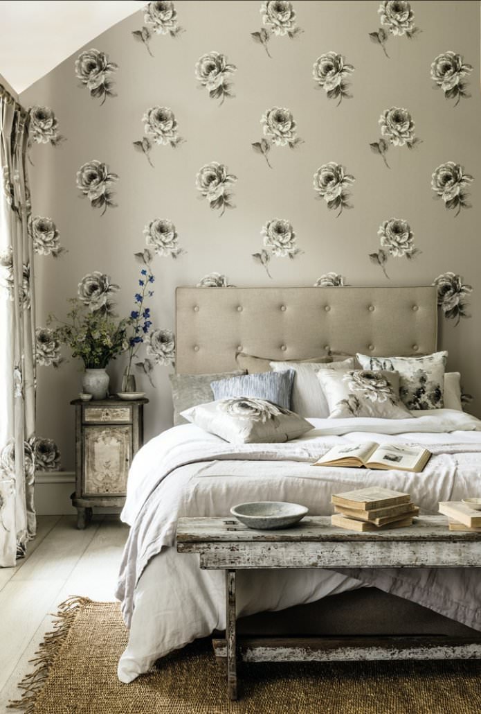 carta da parati beige con fiori in camera da letto