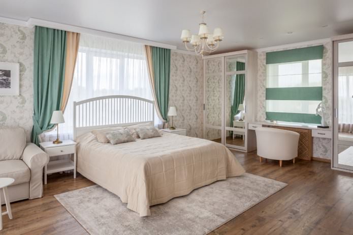 tende turchesi con carta da parati beige nell'interno della camera da letto