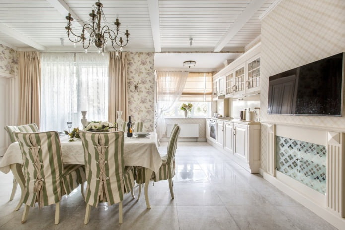 Pareti e pavimento chiari nella cucina-sala da pranzo