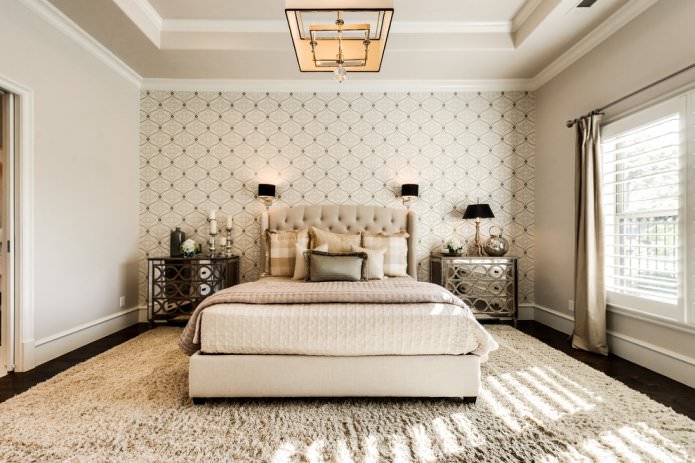 carta da parati beige combinata nella camera da letto