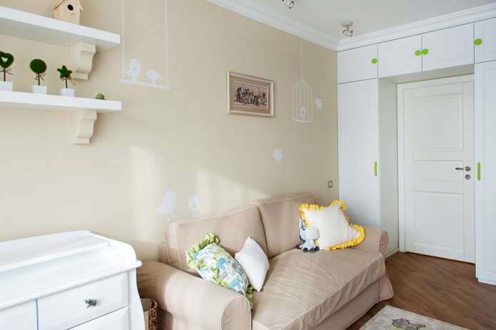 carta da parati beige con un motivo nella cameretta di un bambino