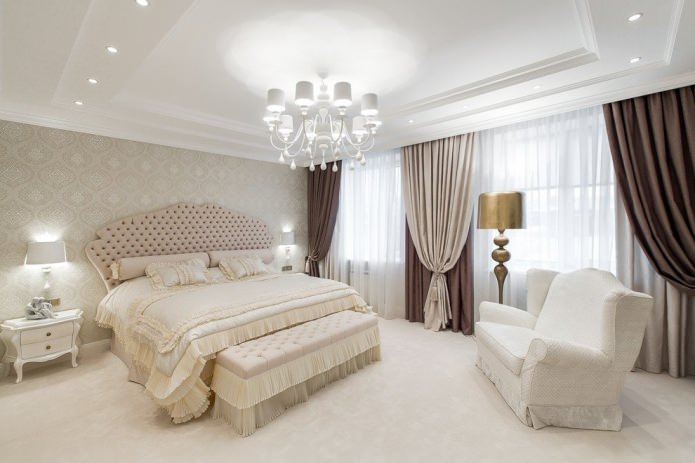 tende marroni e beige con carta da parati beige nell'interno della camera da letto