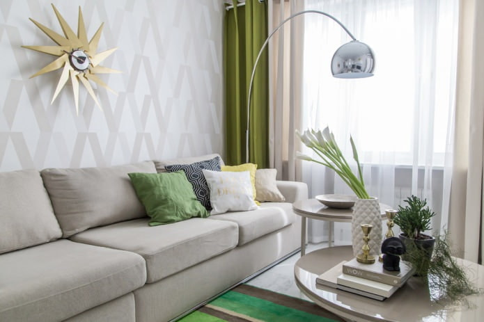interno elegante con tende verdi