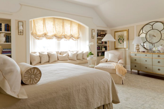 tende beige alla francese in camera da letto