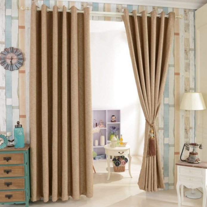 tende beige con occhielli nella cameretta dei bambini