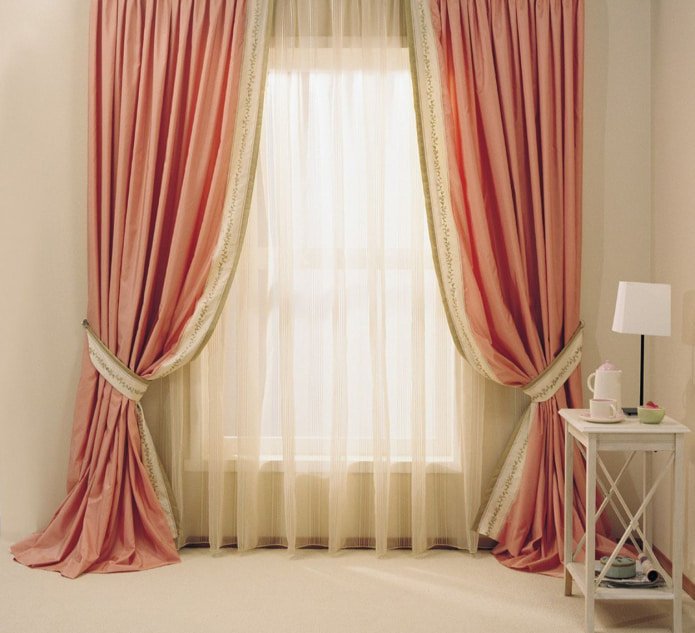 tenda beige con tende rosa