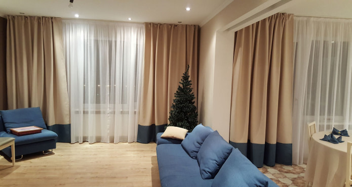 tende beige con fondo blu scuro