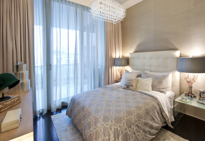 tulle blu con tende beige