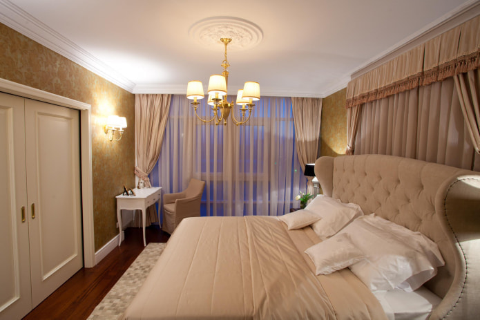 lambrequin con nappe in camera da letto