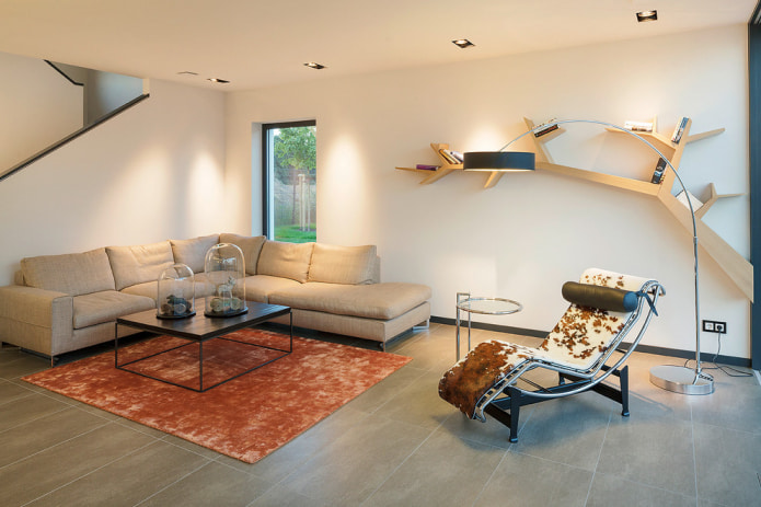 tappeto arancione per un divano beige