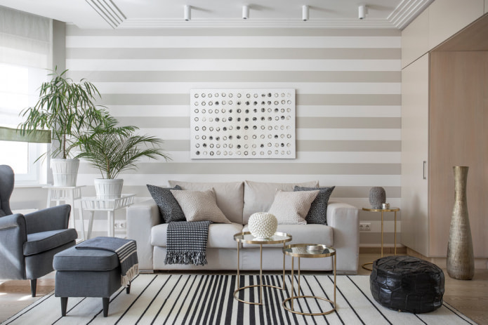 Divano grigio e beige