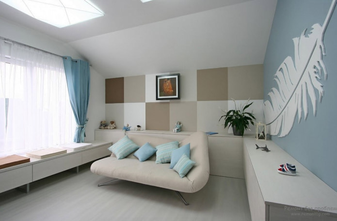 Divano beige e blu