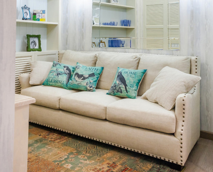 divano beige con cuscini turchesi