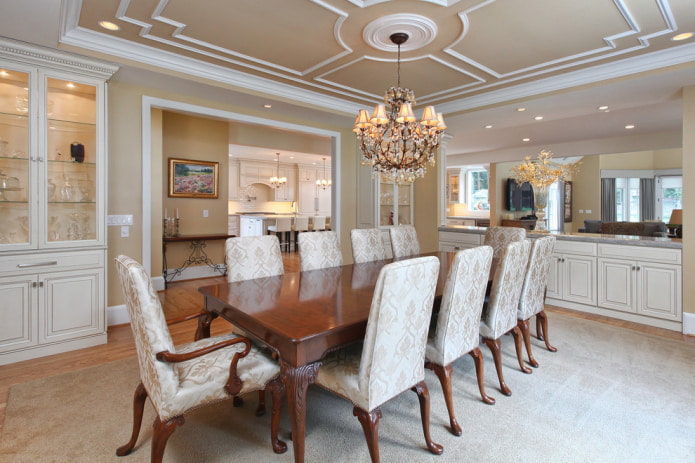 soffitto beige decorato con modanature bianche