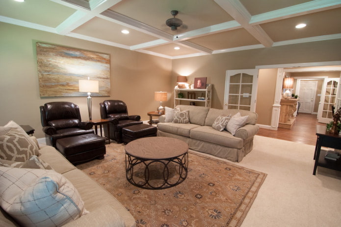 Pavimento chiaro e soffitto beige