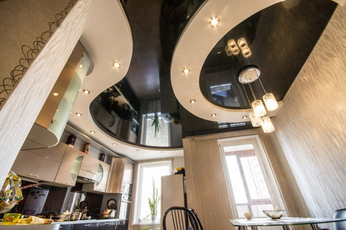 Soffitto beige e nero in cucina