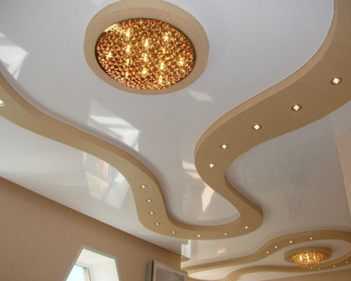 Soffitto beige e bianco