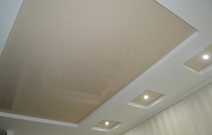 Soffitto a due livelli bianco e beige