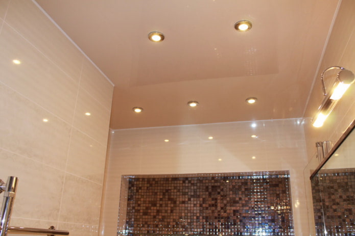 soffitto beige nel bagno