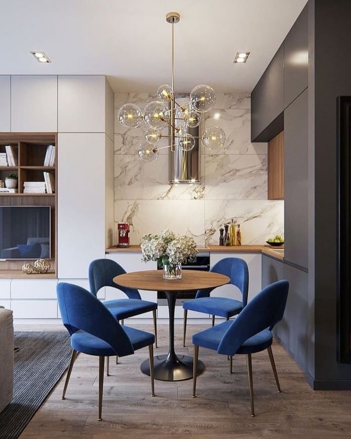 sedie blu in cucina