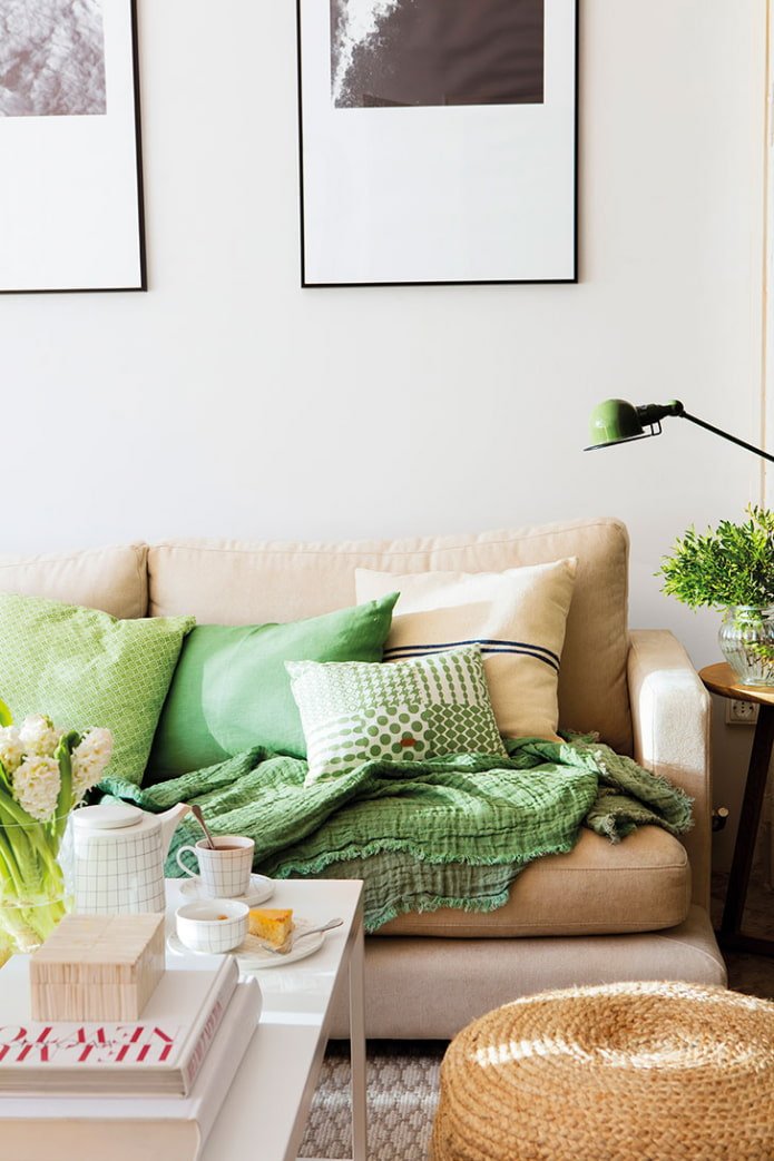 divano beige con cuscini verdi