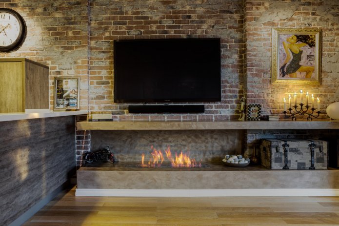 interno in stile loft con camino