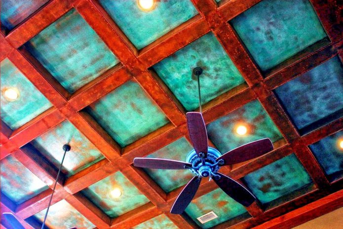 soffitto turchese con travi