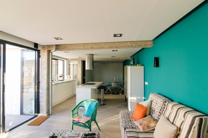 parete turchese in una stanza in stile loft