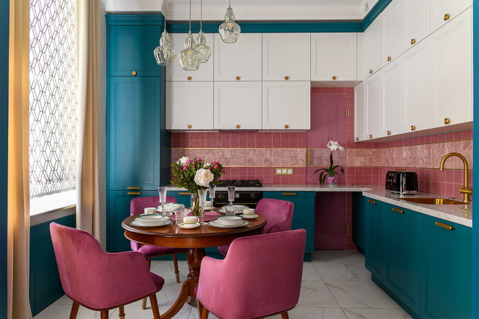 cucina nei toni del turchese con accenti luminosi