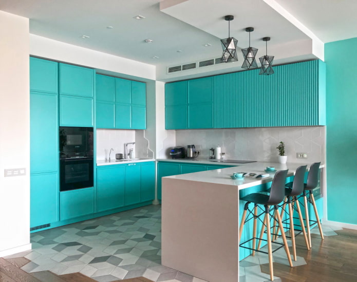 interno della cucina nei toni del bianco e del turchese