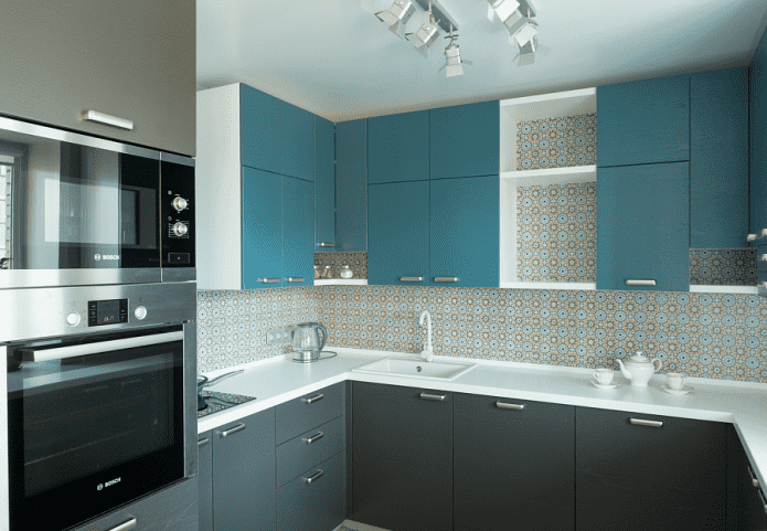 design della cucina nei toni del grigio-turchese