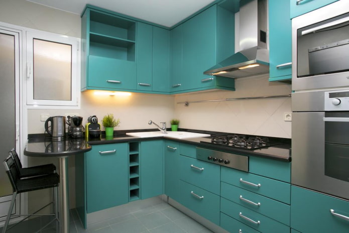 design della cucina nei toni del grigio e del turchese