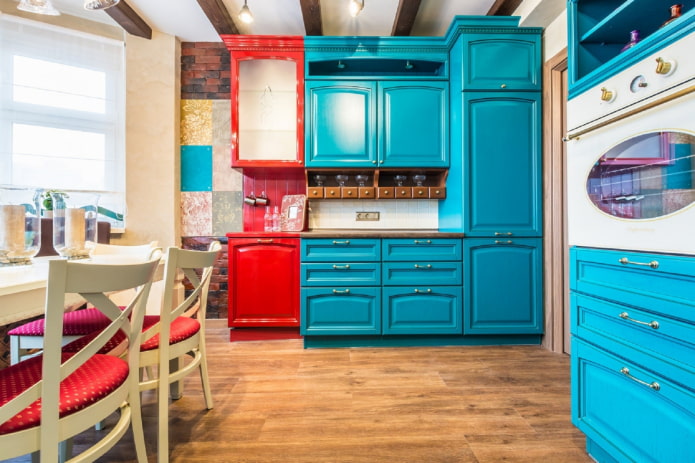 cucina nei toni del turchese con accenti luminosi