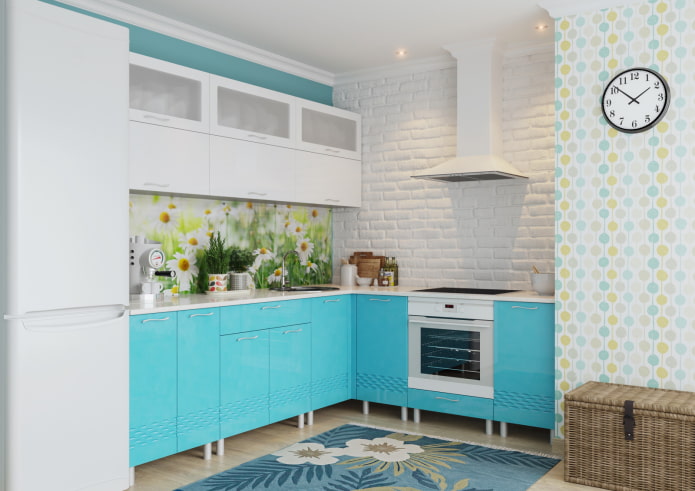 interno della cucina nei toni del bianco e del turchese