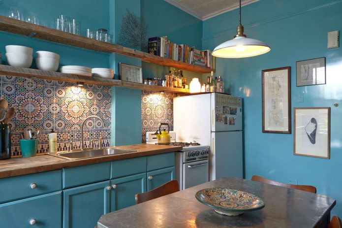 decorazioni e tessuti all'interno di una cucina turchese