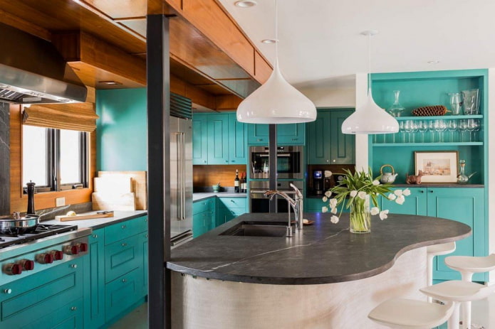 piano di lavoro nell'interno della cucina in colore turchese
