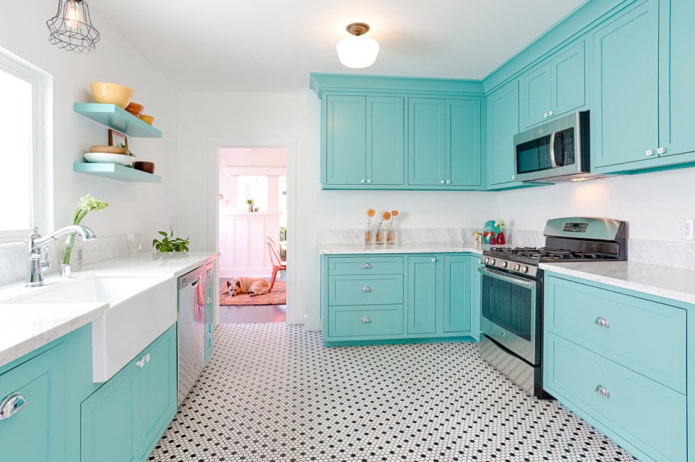 interno della cucina nei toni del bianco e del turchese