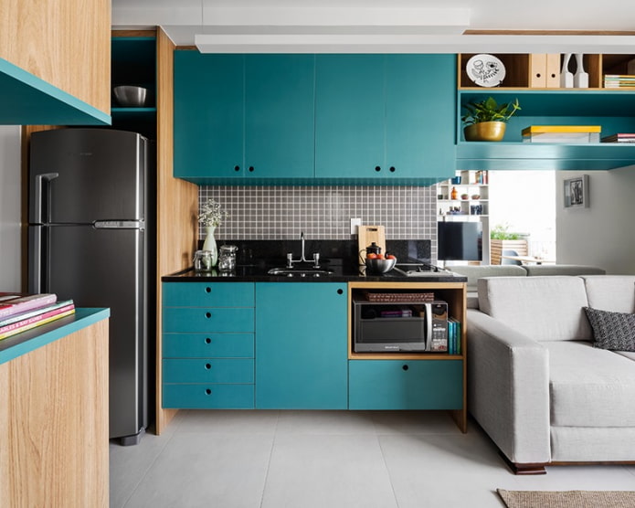 piano di lavoro nell'interno della cucina in colore turchese