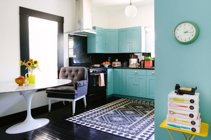 decorazioni e tessuti all'interno di una cucina turchese