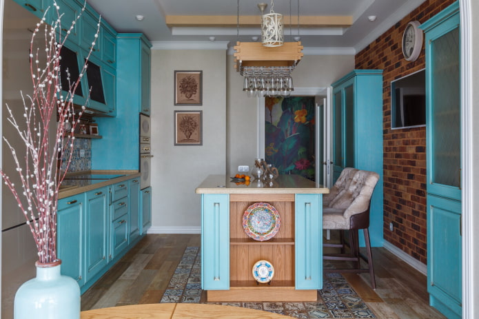 decorazioni e tessuti all'interno di una cucina turchese