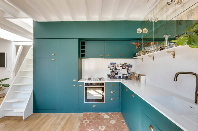 grembiule nell'interno della cucina in colore turchese