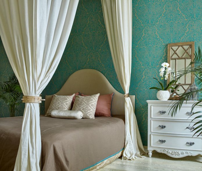 camera da letto con baldacchino nei toni del turchese