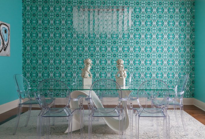 parete decorativa turchese nella sala da pranzo