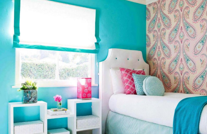 La foto mostra la camera da letto di una bambina nei delicati toni del turchese e del rosa