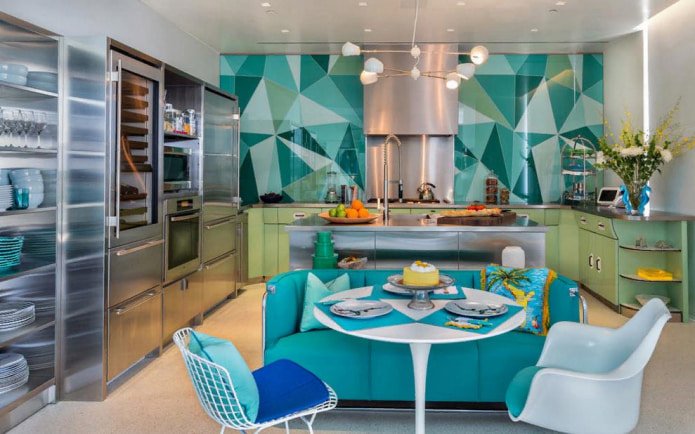 La foto mostra una cucina moderna nei toni del turchese