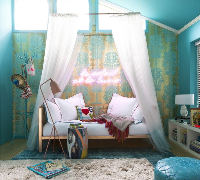 una parete decorativa con una stampa dorata