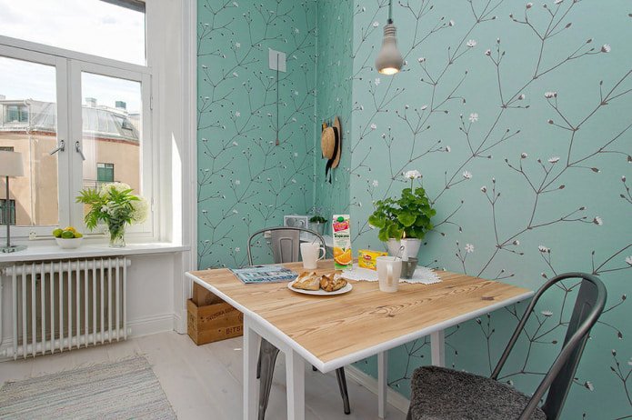 fiori primaverili sulla carta da parati della cucina